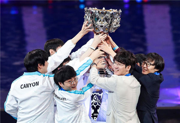 🎬8月4日LPL夏季赛战果：EDG重回榜首，IG三连败